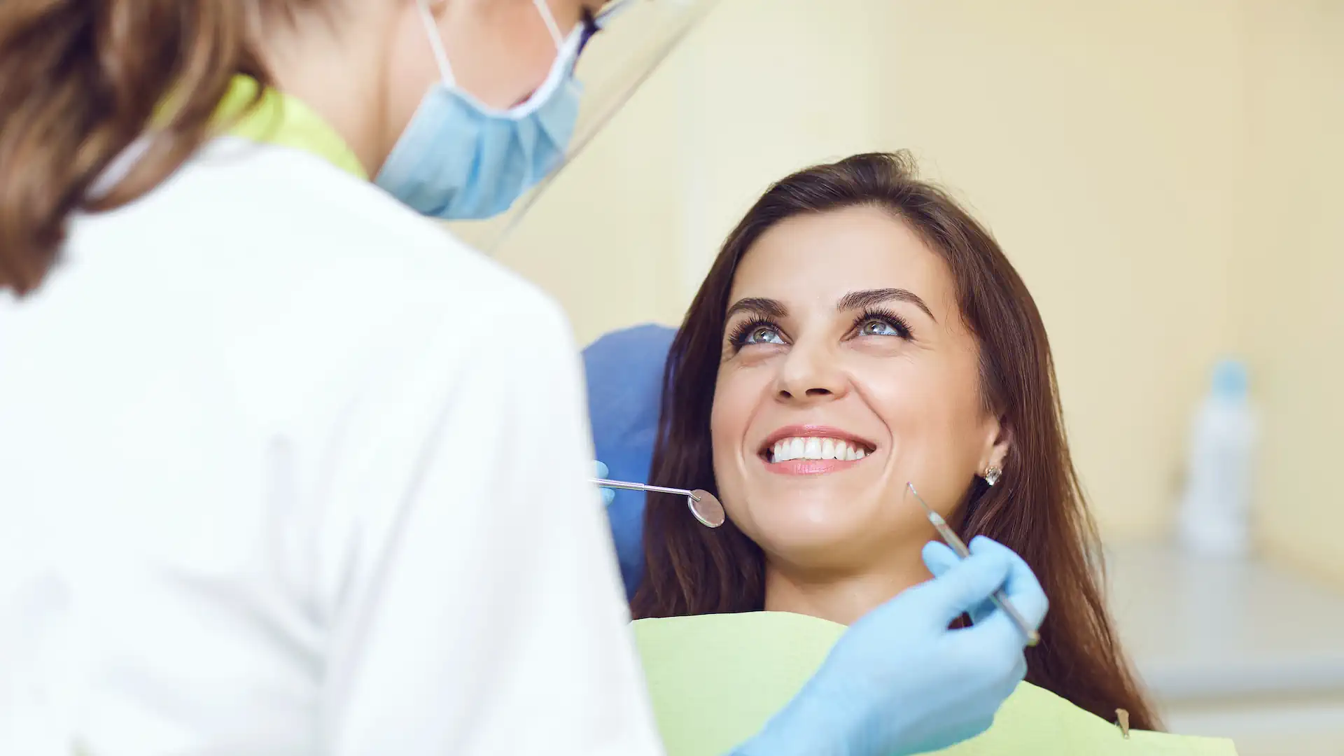 Donna sorridente dal dentista